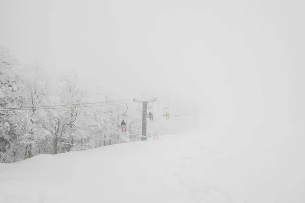 Elevador de esqui sobre montanha de neve em estância de esqui  . — Fotografia de Stock