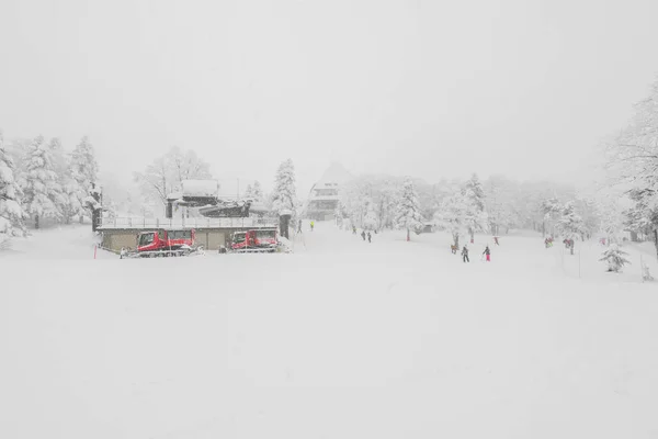 Remontées mécaniques sur neige dans la station de ski  . — Photo