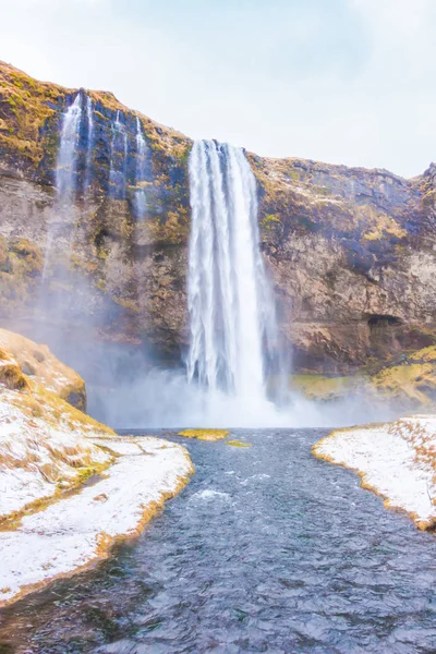 Krásný známý vodopád na Islandu, zimní sezona . — Stock fotografie