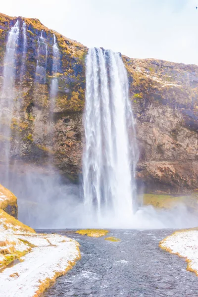 Hermosa cascada famosa en Islandia, temporada de invierno  . — Foto de Stock