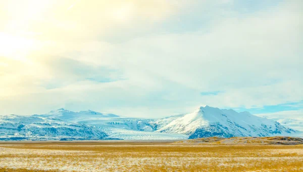 Snødekt fjell Island vintersesong  . – stockfoto