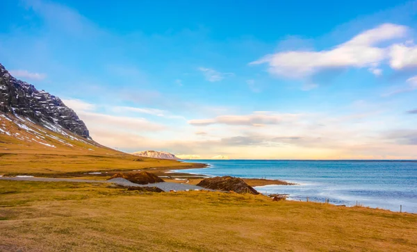 Snødekt fjell Island vintersesong  . – stockfoto