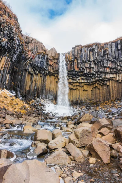 Hermosa cascada famosa en Islandia, temporada de invierno  . — Foto de Stock