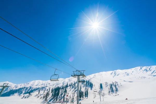 Kabelbil ved snøfjellet i Gulmark Kashmir, India  . – stockfoto