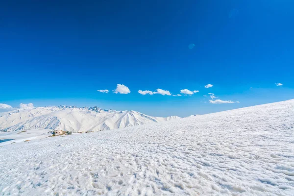 美しい雪覆われた山の風景カシミール州、インド — ストック写真