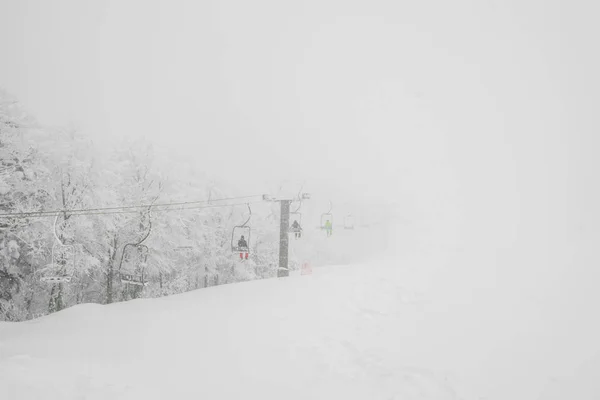 Ski lift over snow mountain in ski resort . — Stock Photo, Image