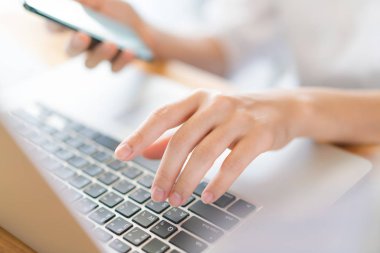 İş kadın el ile mali harita ve cep telefonu üzerinden 