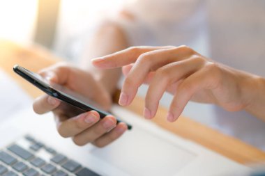 İş kadın el ile mali harita ve cep telefonu üzerinden 
