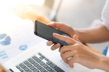 İş kadın el ile mali harita ve cep telefonu üzerinden 