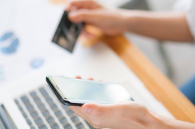 Bir kredi kartı kullanarak dizüstü bilgisayar ve mobil pho holding eller