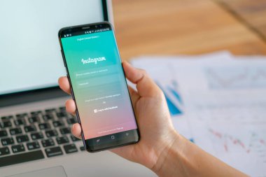 : Loei, Thailand - 10 Mayıs 2017: samsung s8 ile mobi tutan el