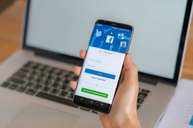 : Loei, Thailand - 10 Mayıs 2017: samsung s8 ile mobi tutan el