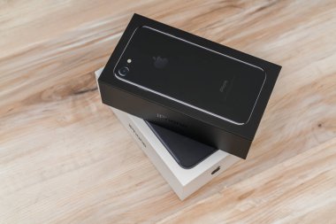 Loei, Thailand - 07 Kasım 2016: yeni Apple iphone 7 n unboxing