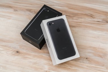 Loei, Thailand - 07 Kasım 2016: yeni Apple iphone 7 n unboxing
