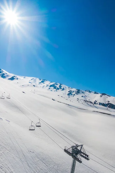 Linbana på snow mountain i Gulmark Kashmir, Indien . — Stockfoto