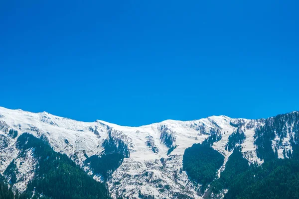 Prachtige sneeuw bedekt landschap van Bergen staat Kasjmir, India — Stockfoto