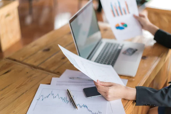 Mão de mulher de negócios com gráficos financeiros e laptop — Fotografia de Stock