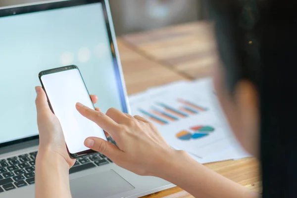 Mujer de negocios mano con gráficos financieros y teléfono móvil sobre — Foto de Stock