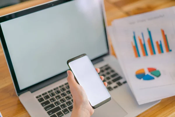 Geschäftsfrau reicht Finanzkarten und Handy vorbei — Stockfoto