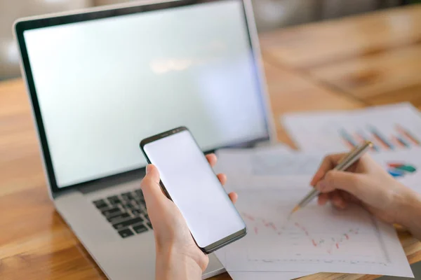 Geschäftsfrau reicht Finanzkarten und Handy vorbei — Stockfoto