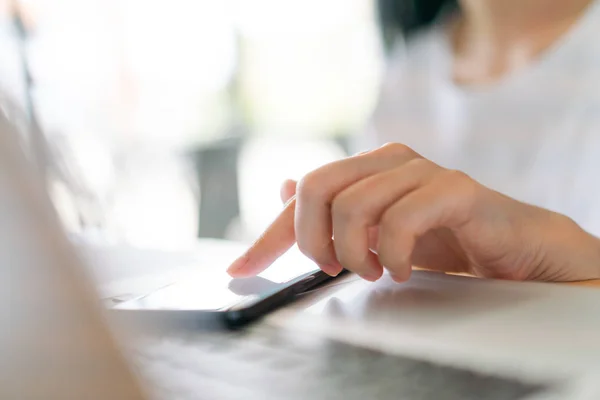 Zakelijke hand met mobiele telefoon . — Stockfoto