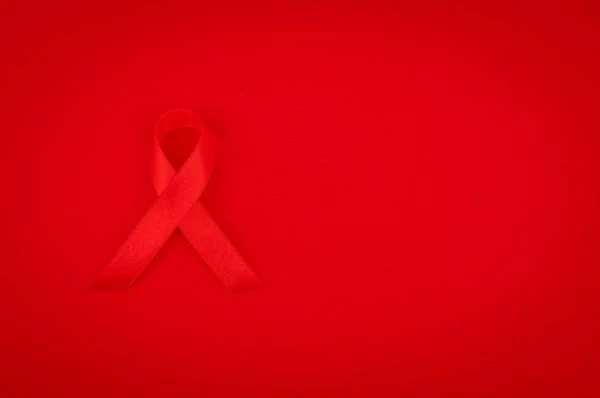 Consciência de Aids Faixa vermelha do coração no fundo vermelho  . — Fotografia de Stock