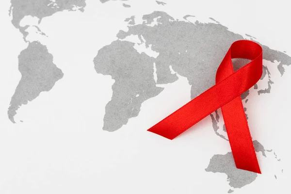 Sida Conciencia Red heart Ribbon en el mapa del mundo  . —  Fotos de Stock