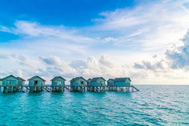 Tropikal Maldivler Adası'nda gün batımını güzel su Villa