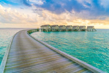 Tropikal Maldivler Adası'nda gün batımını güzel su Villa