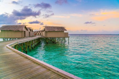 Tropikal Maldivler Adası'nda gün batımını güzel su Villa
