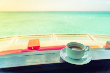 Güzel tropikal Maldivler ada ile Kahve fincanı. ( Filtrelenmiş