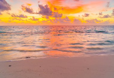 Tropikal Maldivler sakin deniz üzerinde gökyüzü ile güzel gün batımı