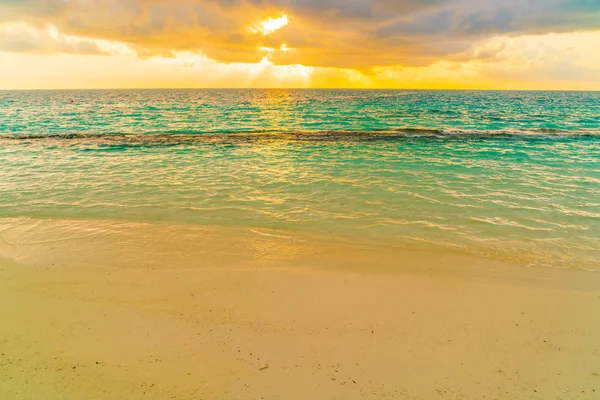 Beautiful sunset with sky over calm sea  in tropical Maldives is — Stock Photo, Image