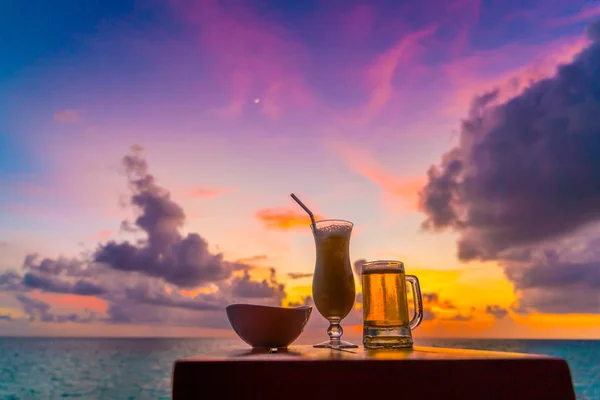Sklenice piva s krásný tropický ostrov Maledivy . — Stock fotografie
