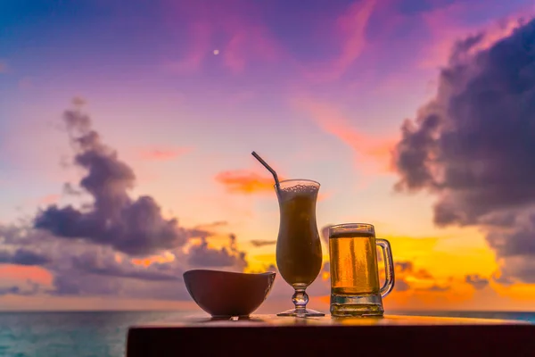 Un vaso de cerveza con la hermosa isla tropical de Maldivas  . — Foto de Stock