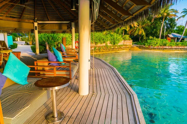 Asiento de vacaciones en la isla tropical de Maldivas y la belleza del mar — Foto de Stock