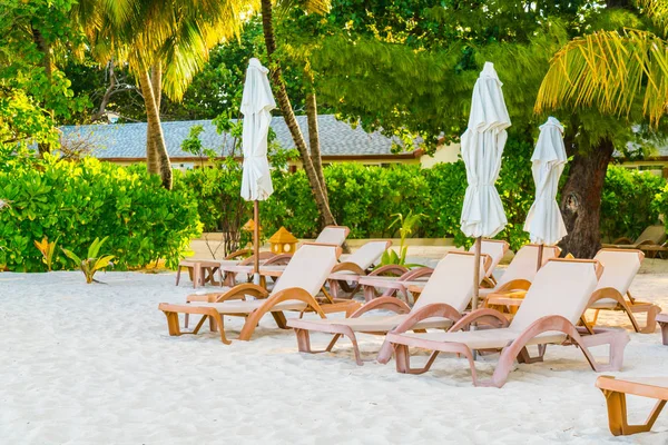 Sillas de playa con sombrilla en la isla de Maldivas, playa de arena blanca —  Fotos de Stock