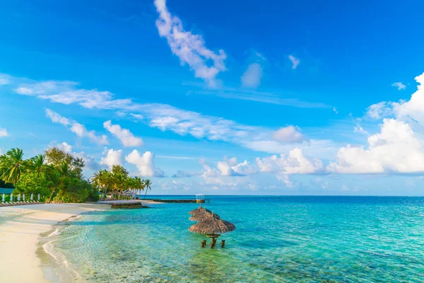 Hermosa isla tropical de Maldivas con playa de arena blanca y se — Foto de Stock