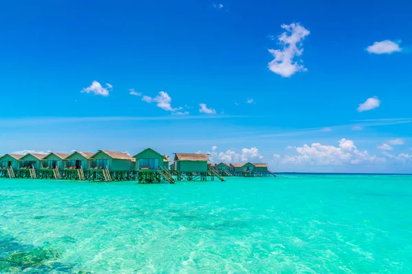 Hermosas villas de agua en la isla tropical de Maldivas   . — Foto de Stock