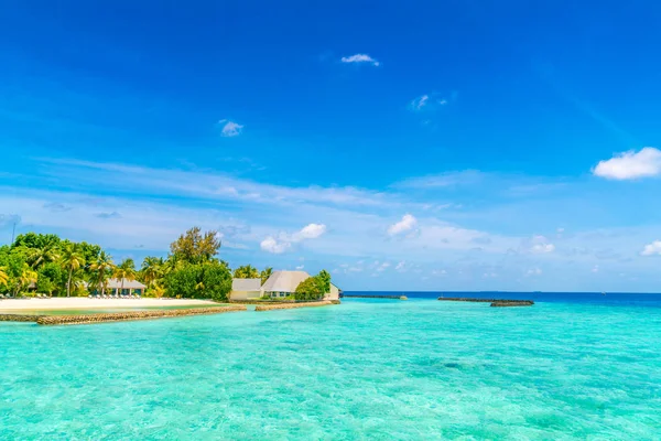 Красиві тропічному острові Мальдіви з білого піщаного пляжу і se — стокове фото
