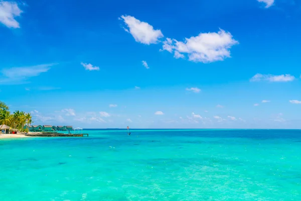 Güzel tropikal Maldivler ada beyaz kumlu plaj ve se ile — Stok fotoğraf