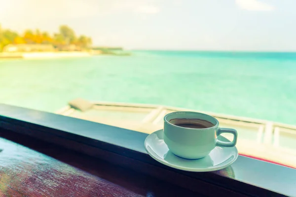 Šálek kávy s nádherným tropickým ostrovem. (Filtrováno — Stock fotografie