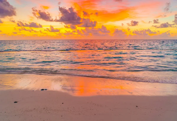 Tropikal Maldivler sakin deniz üzerinde gökyüzü ile güzel gün batımı — Stok fotoğraf
