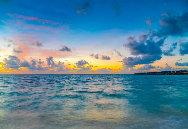 Beautiful sunset with sky over calm sea  in tropical Maldives is — Stock Photo, Image