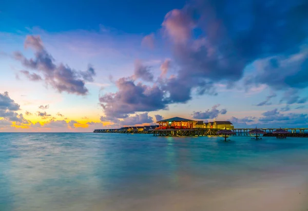 Tropikal Maldivler Adası'nda gün batımını güzel su Villa — Stok fotoğraf