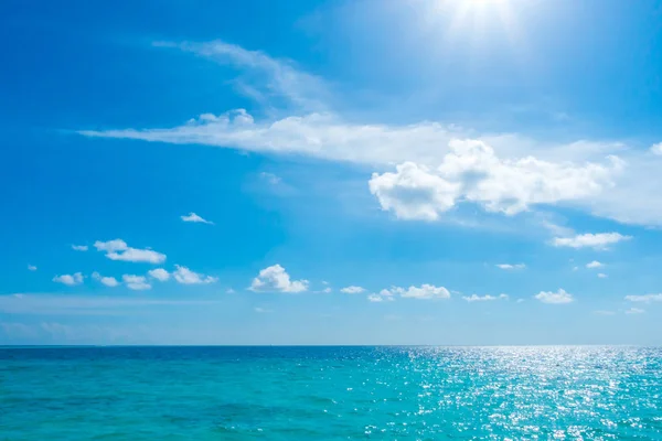 White clouds with blue sky and sun over calm sea  in tropical Ma — Stock Photo, Image