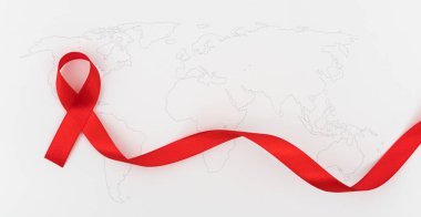 Dünya Haritası üzerinde farkındalık kırmızı kalp şerit yardımcıları .