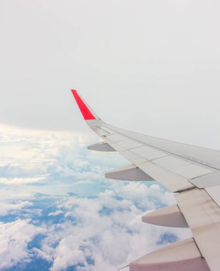 Bulutların üzerinde uçan bir uçağın kanadı .