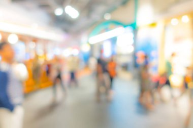 İnsanlar alışveriş merkezinde bulanıklık .