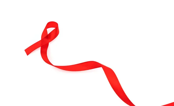 Ευαισθητοποίηση κόκκινο καρδιά κορδέλα που απομονώνονται σε λευκό φόντο του AIDS . — Φωτογραφία Αρχείου